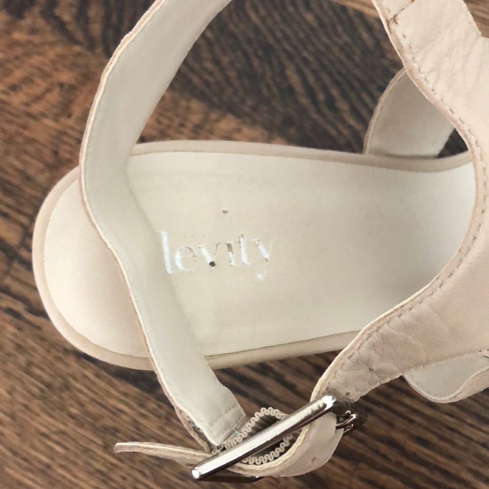 LEVITY CREAM HEELS SIZE 8 - Picture 2 of 2